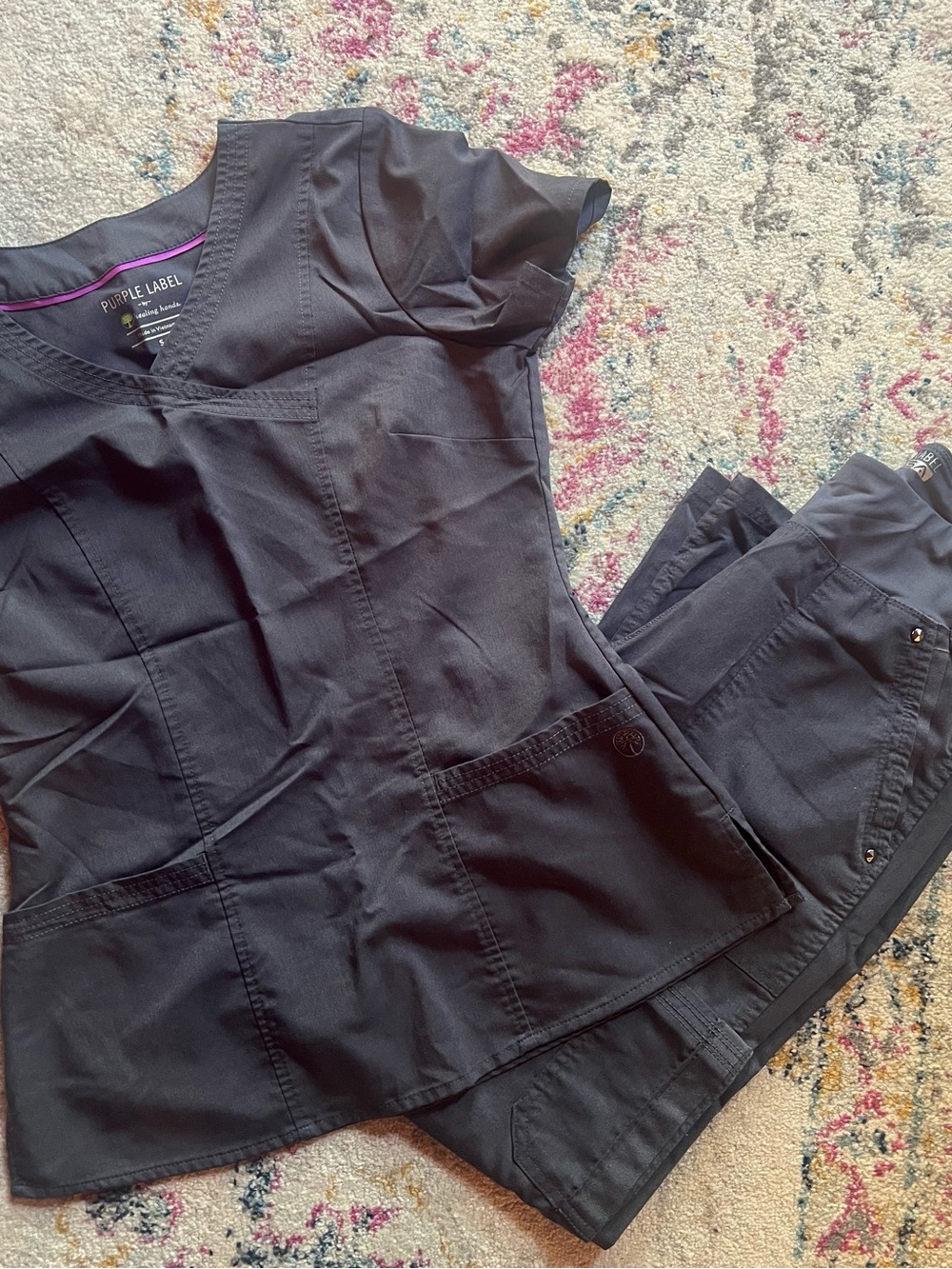 🩺3 Piece Scrub Set Charcoal Gray Top/Pants w/ Multicolor Confetti Print Top🩺 - Picture 2 of 16